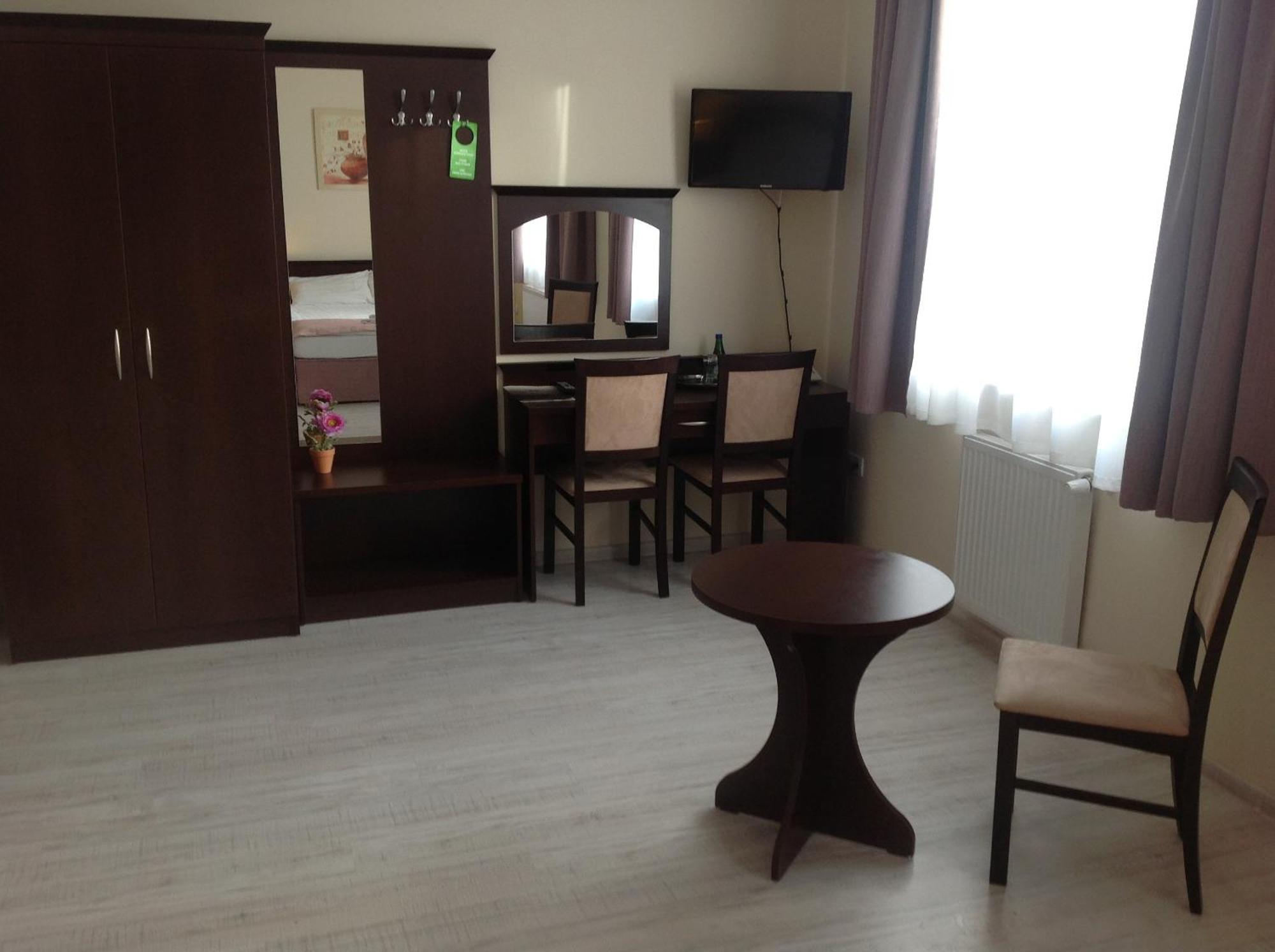 Hotel Feniks Gniezno Extérieur photo