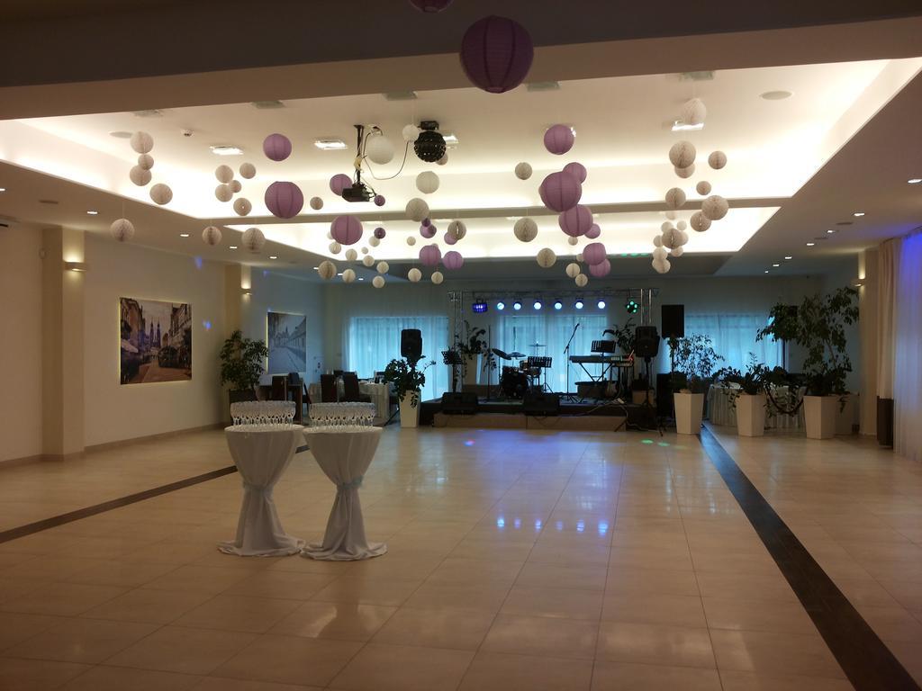 Hotel Feniks Gniezno Extérieur photo