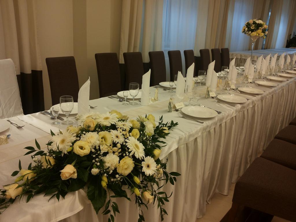 Hotel Feniks Gniezno Extérieur photo